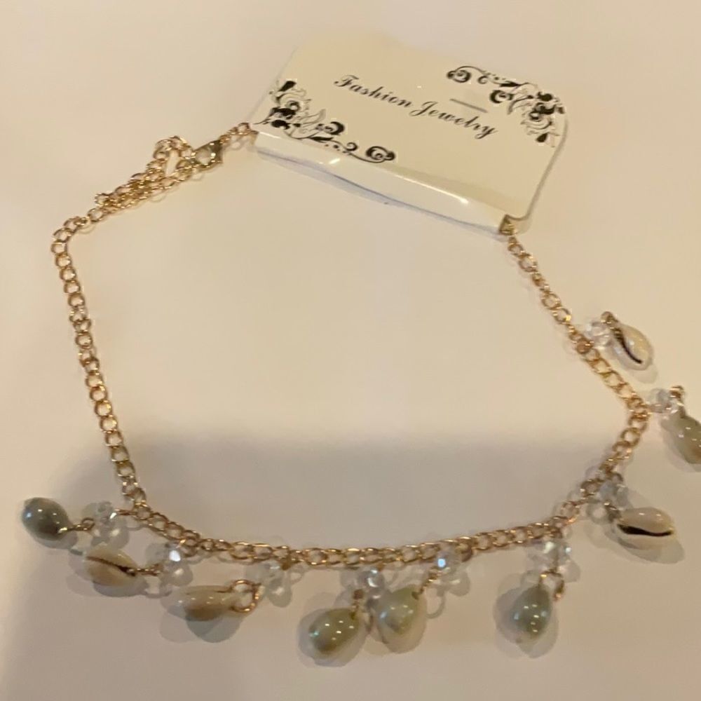 Cute Beachy Shell Necklace   - Picture 3 of 3
